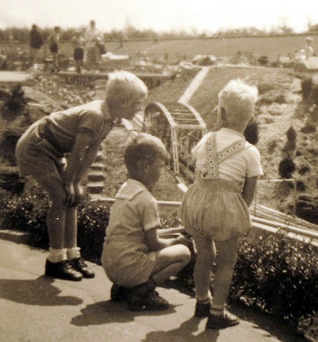 1955 Hans,Niels(5) en DirkJan in Madurodam