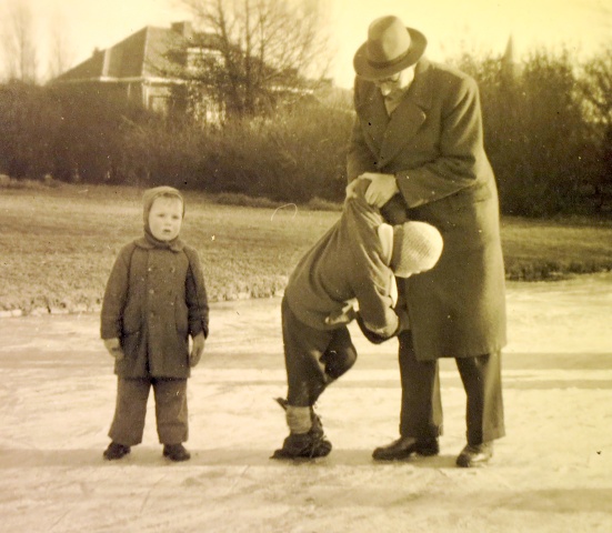 1956 Schaatsles van vader
