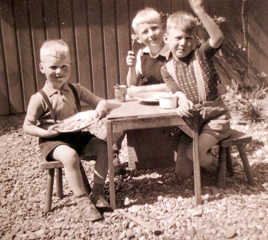 1956 DirkJan, Hans Niels(6); tuinfeestje