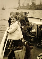 Grootvader en -moeder uitzwaaien als ze naar USA varen